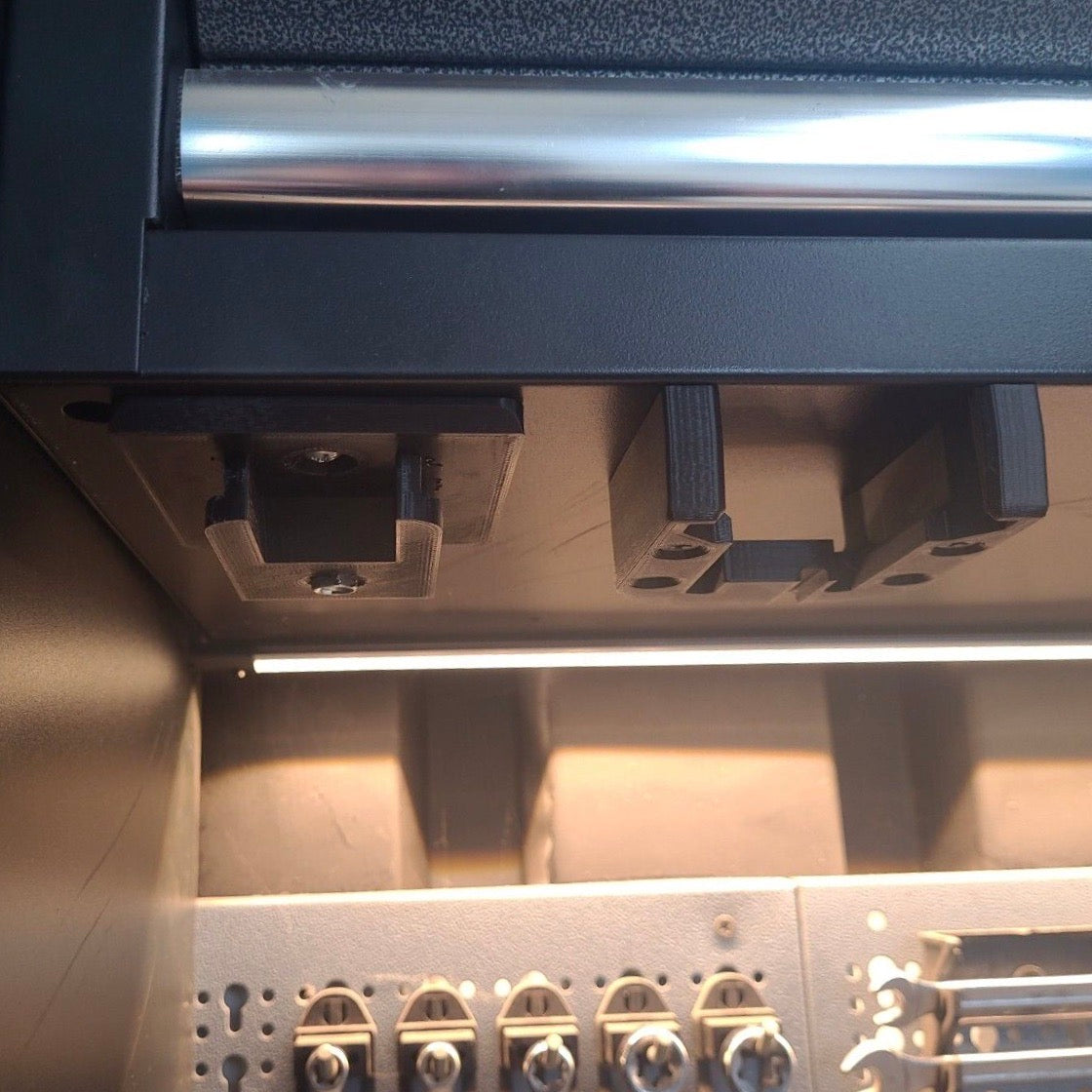 machine holder battery compartment (for Milwaukee M18)